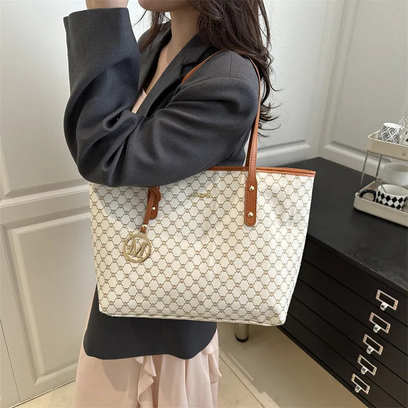 Street trend PU shoulder bag with sewing thread details in black, shown with a 42cm wide opening.