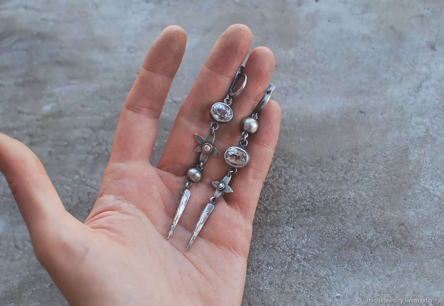 Hesheng geometric antique silver-plated long rhinestone pendant earrings on display