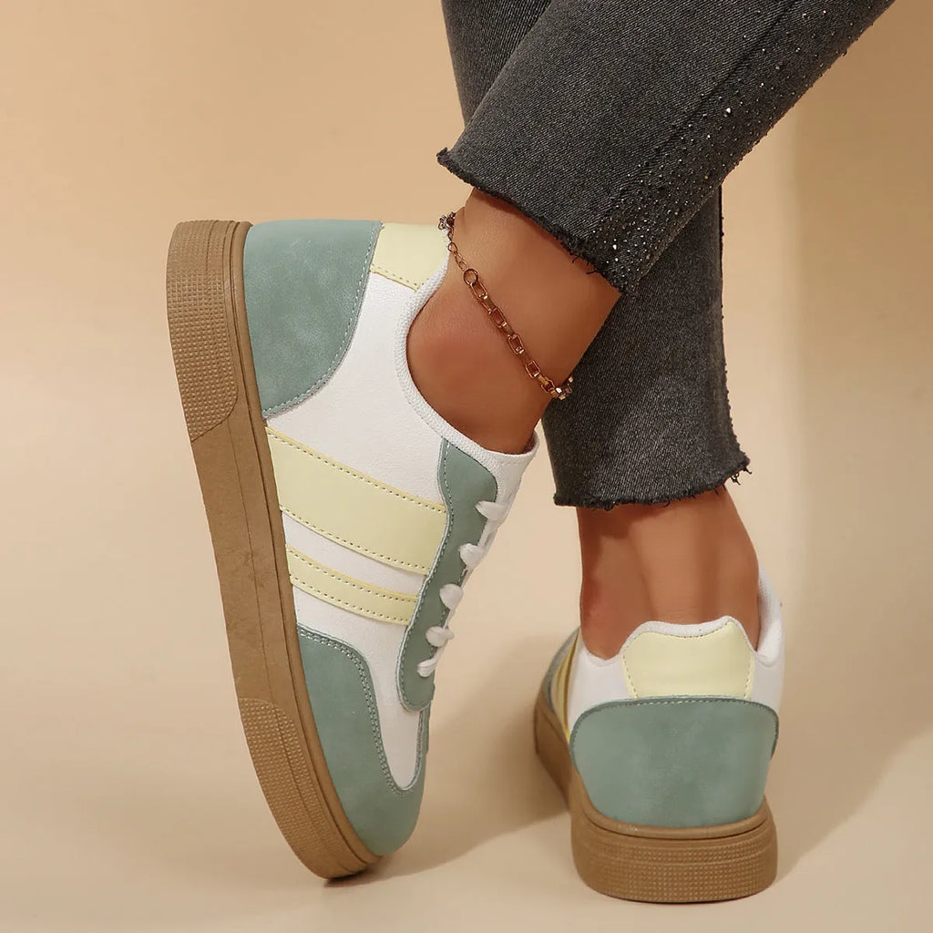 Retro women's casual low-top pumps in green with cross straps and rubber sole