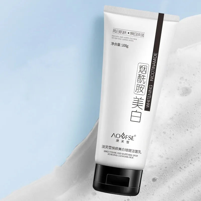White pump bottle of 100ml whitening and freckle-removing facial cleanser for deep pore cleansing