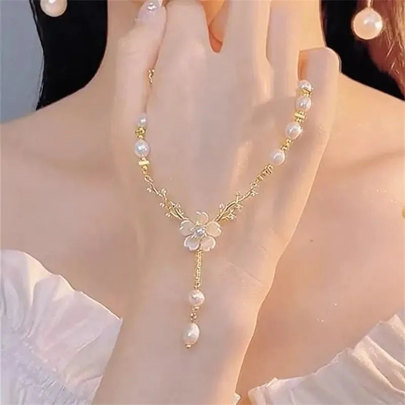 Alloy women's necklace with pearl flower pendant and rose floral decorations on a pearl chain.