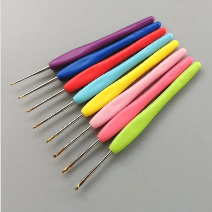 16-piece crochet hook set showing thick ABS handles and thin polyethylene handles with storage bag