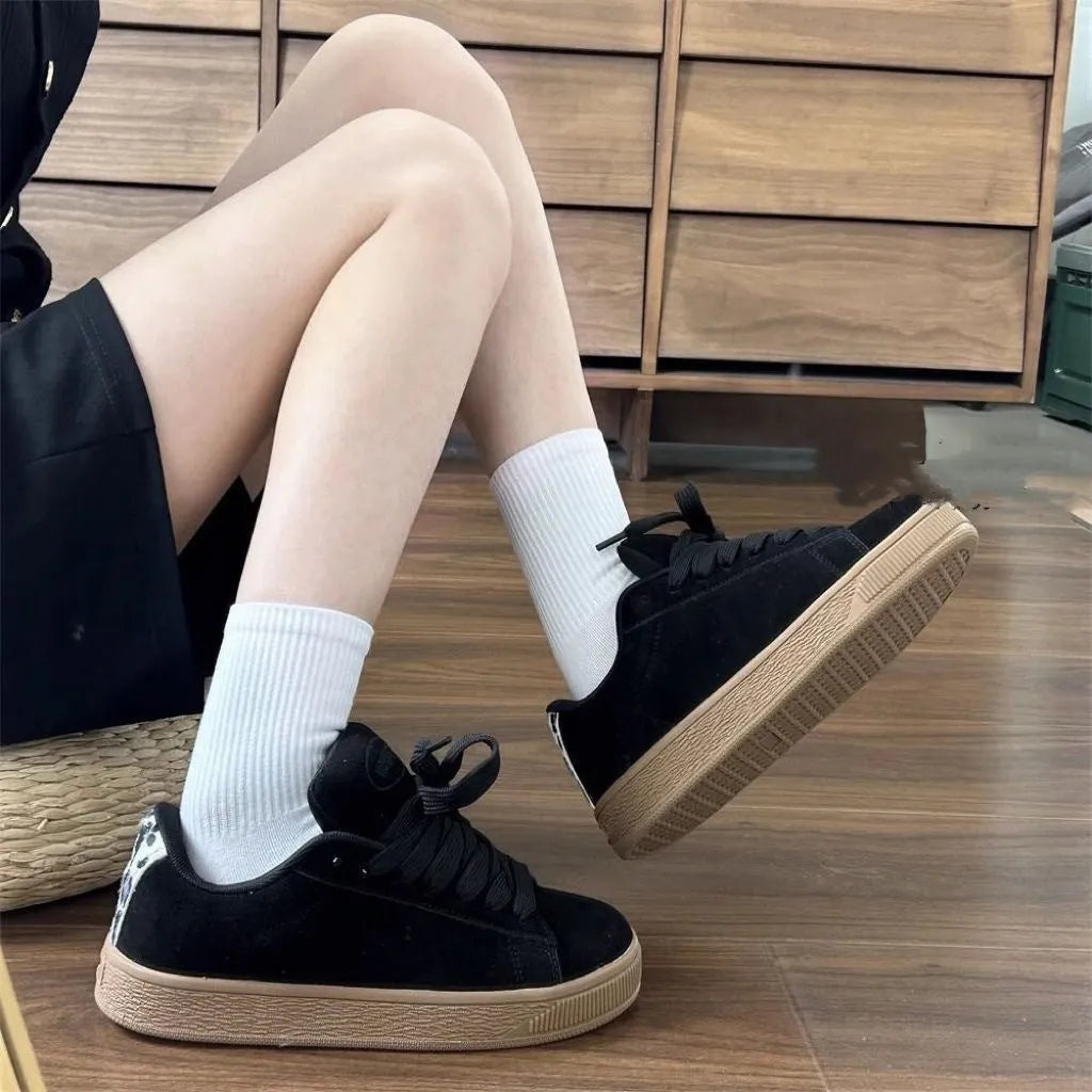 Men's and women's black retro low-top sneakers with waterproof platform rubber sole and front lace-up closure