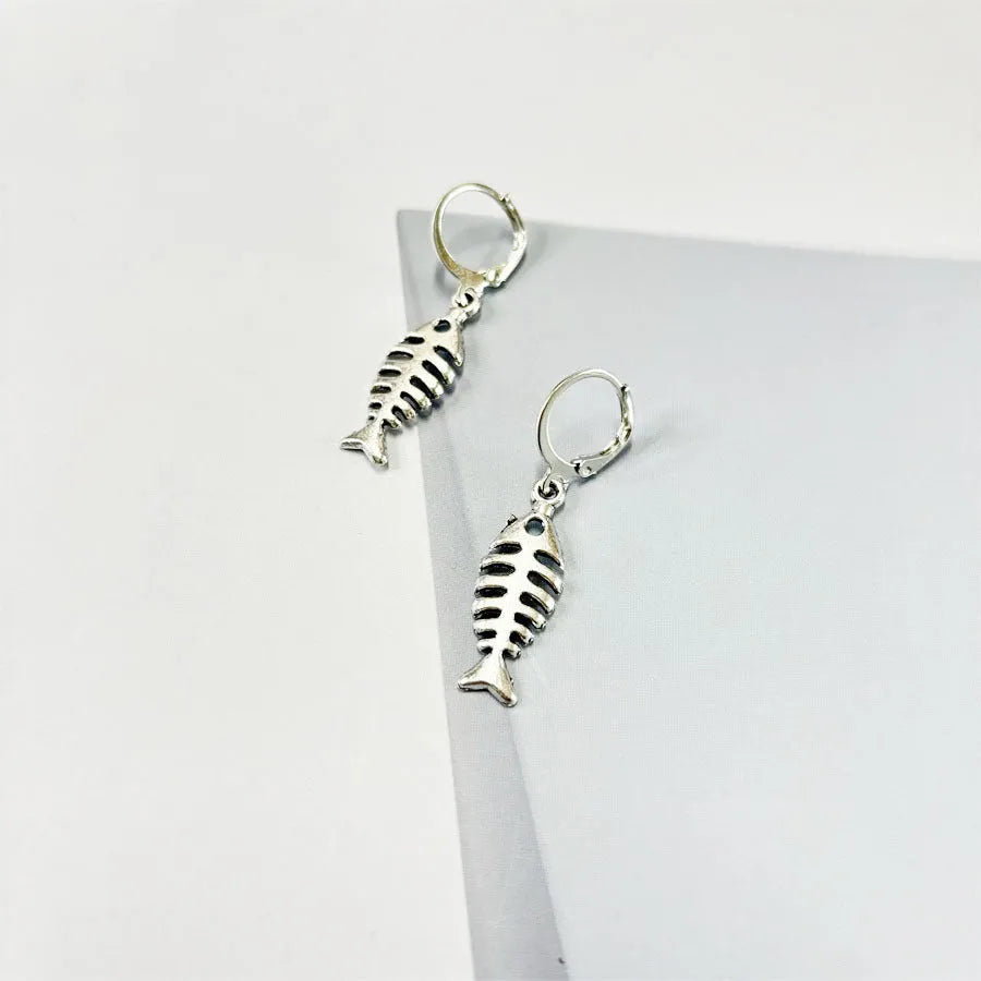 Women's retro fishbone pendant necklace and matching earrings set with adjustable O-chain