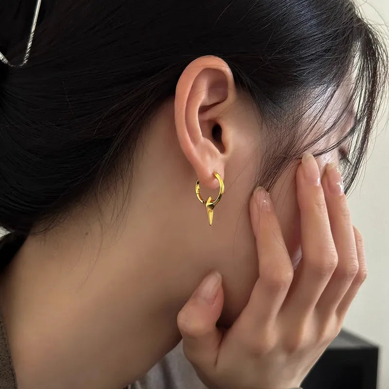 Copper star-shaped ear clip for women with a platinum electroplated finish.
