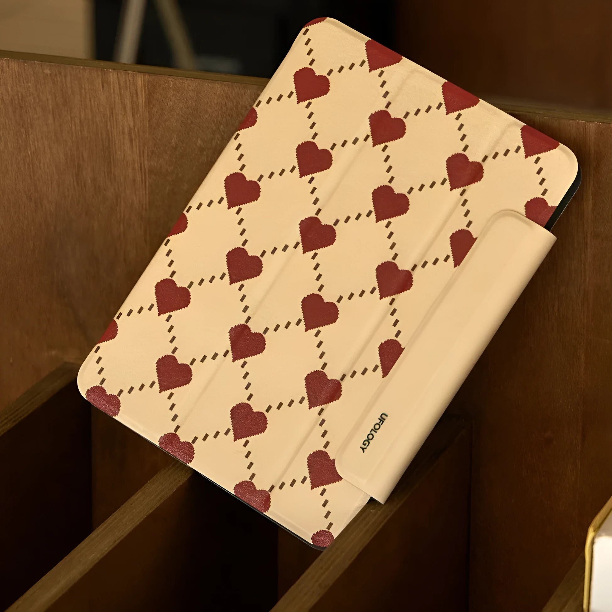 iPad Air 4 and Air 5 protective case with magnetic double-sided clip and polyurethane shell.