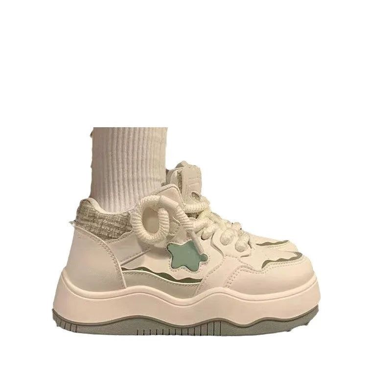 Women's casual platform sneaker in patent artificial PU, round toe lace-up design, rubber sole, green and pink colours