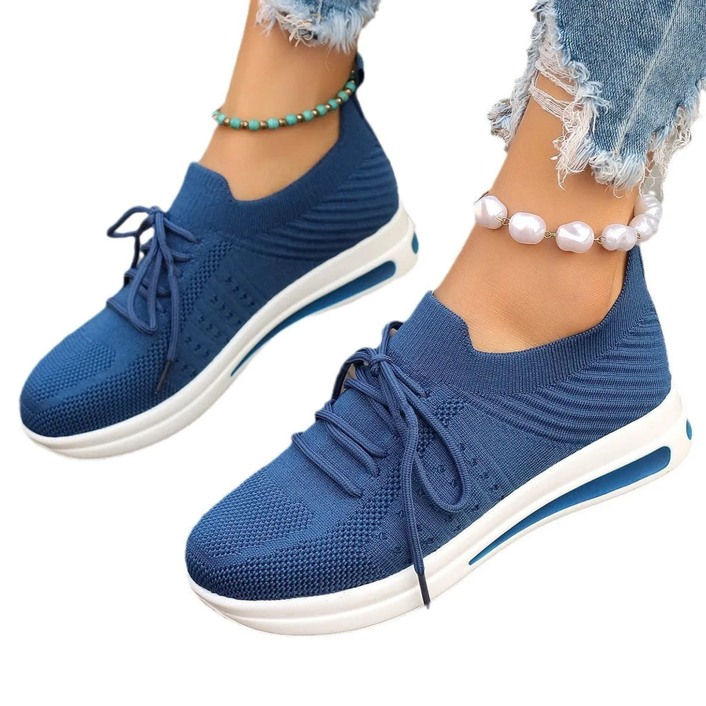Women's casual fly-knit sneakers in black, low top with lace-up closure and round toe