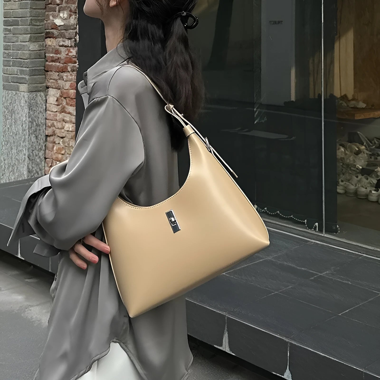 Women's dumpling-shaped crossbody shoulder bag in genuine cowhide leather with sandwich pocket and internal organisers