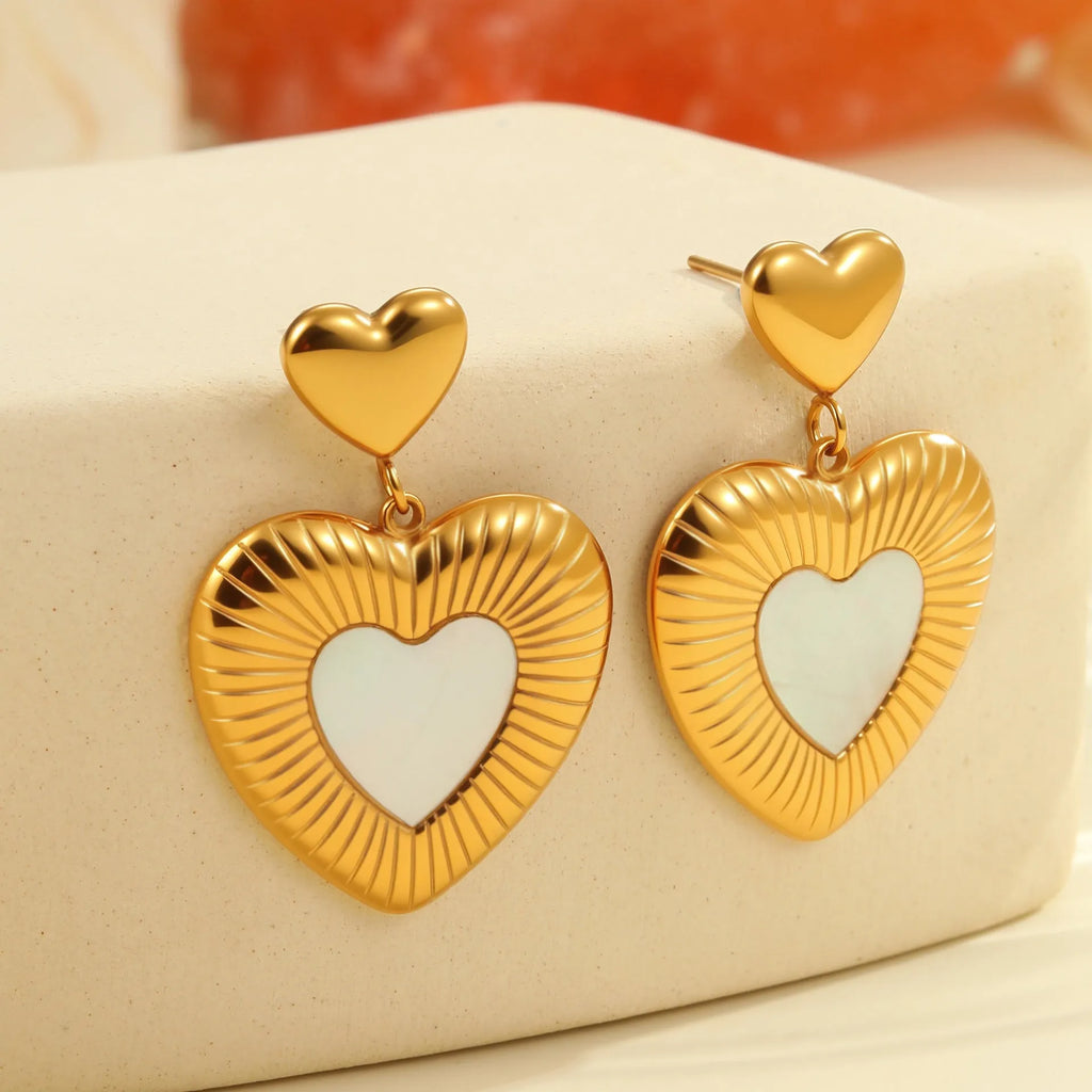 Gold electroplated heart-shaped earrings with white fritillary pattern on stainless steel