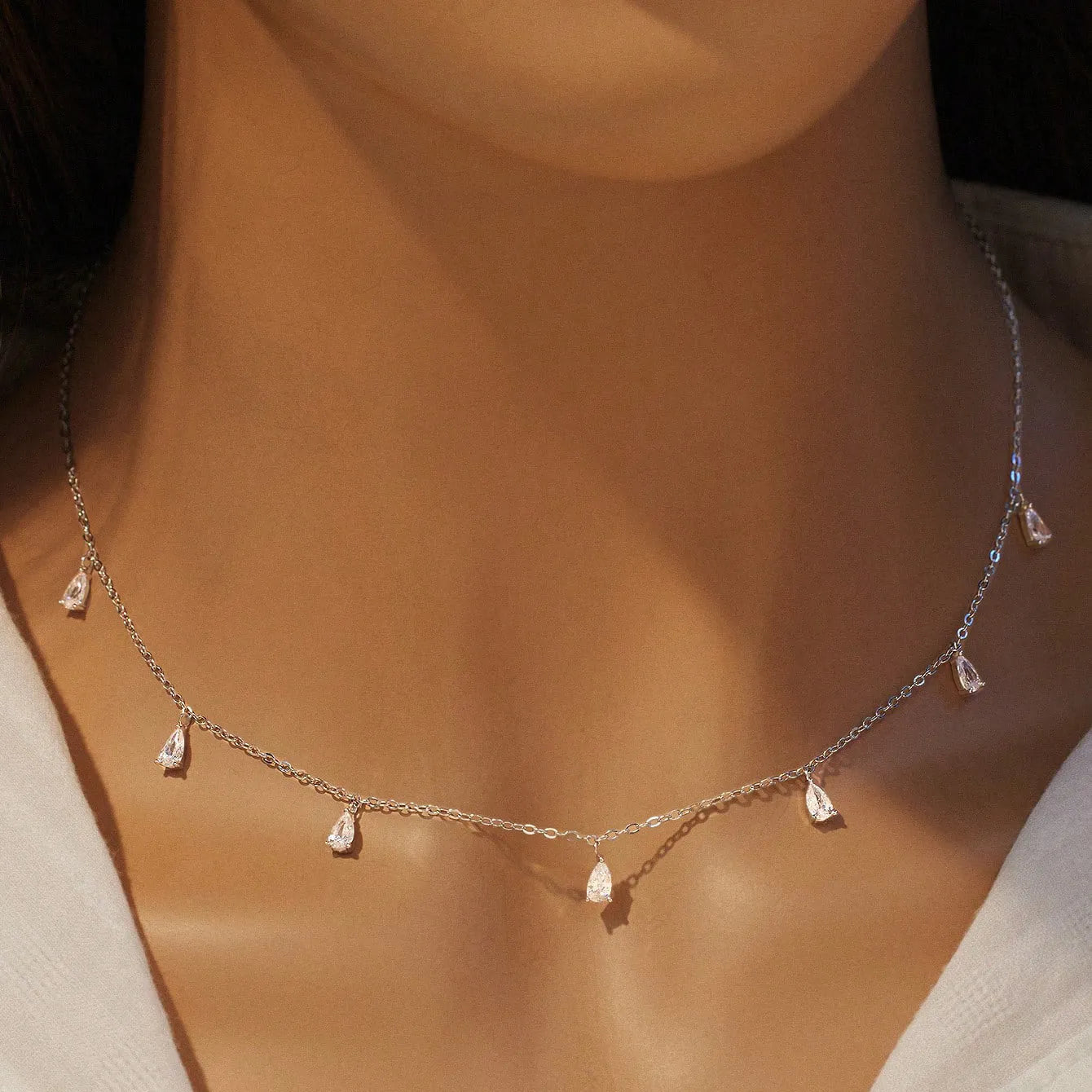 Gentle drop-shaped artificial zircon necklace on O-shaped chain with triangular design elements