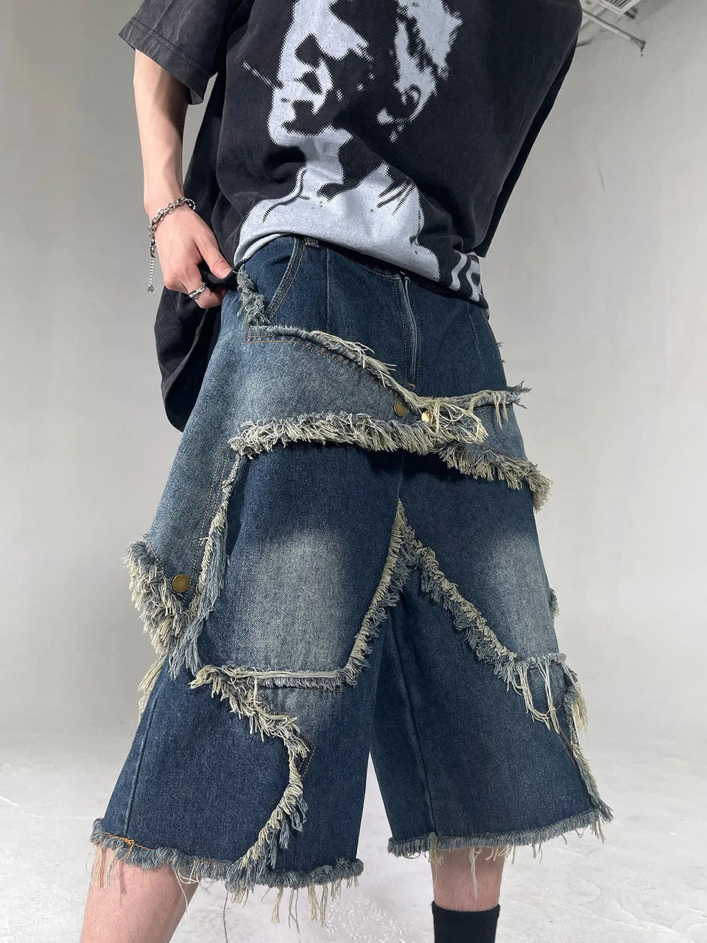 Men's blue denim shorts with loose retro fit, frayed details, and five-pointed star motif on micro-elastic cotton fabric