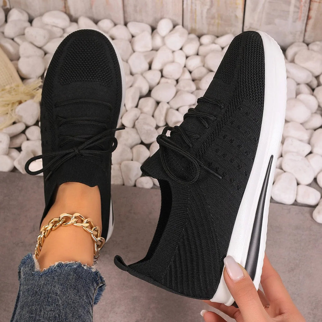 Women's casual fly-knit sneakers in black, low top with lace-up closure and round toe