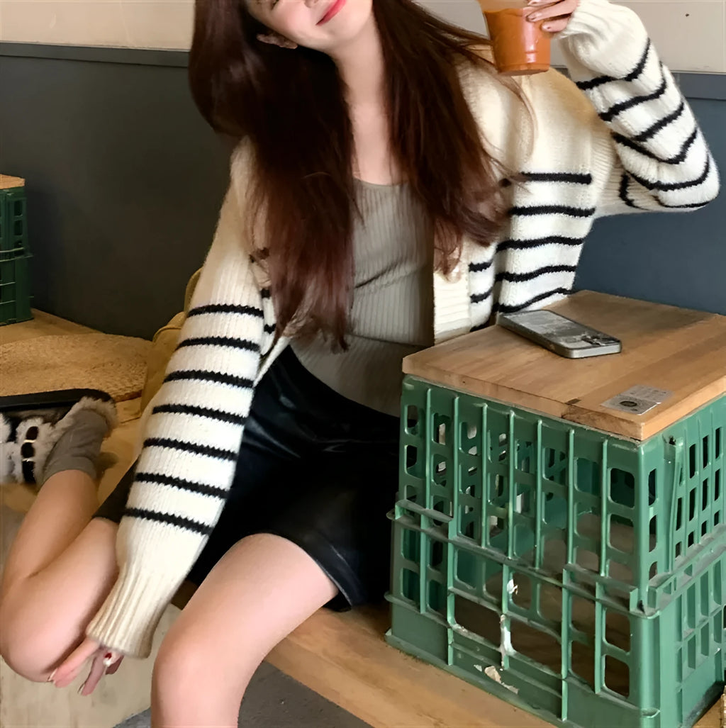 Collar button cardigan sweater in picture colour with 3D pattern effect and regular sleeves