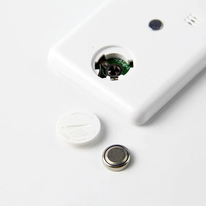 Mechanical kitchen timer with magnetic back showing white dial with black numbers