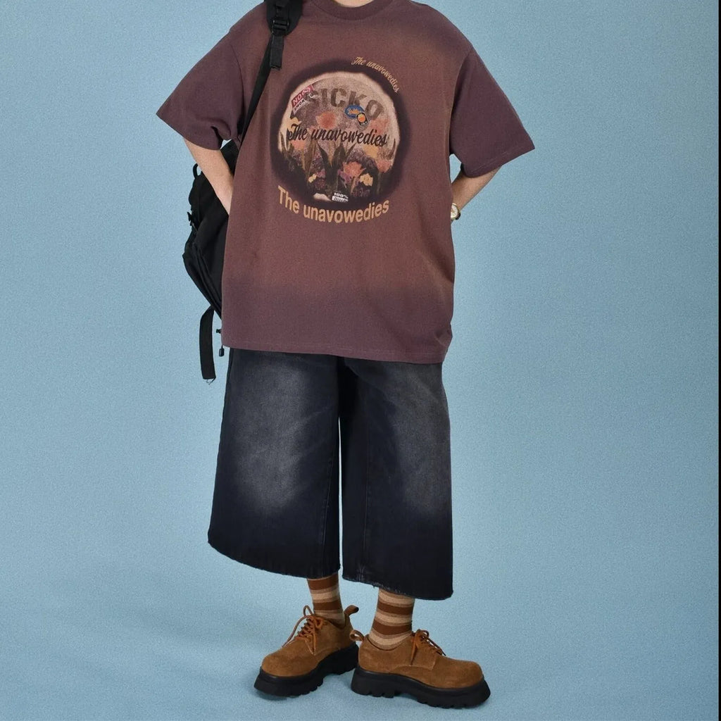 Men's loose straight-cut denim shorts in blue on a mannequin, showing fifth pants length and casual style.