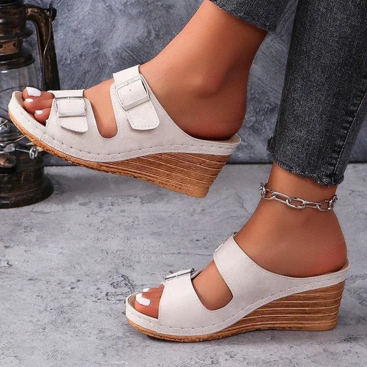 Women's outer wedge belt buckle beach slippers in beige with PU upper and rubber sole