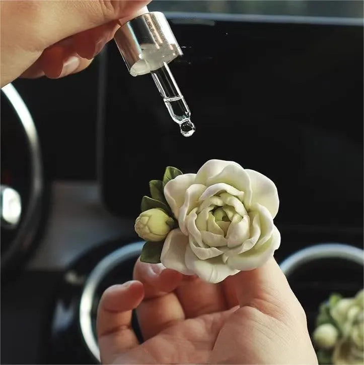 Solid gypsum car air vent perfume diffuser in off-white or green with 5ml jasmine oil bottle.