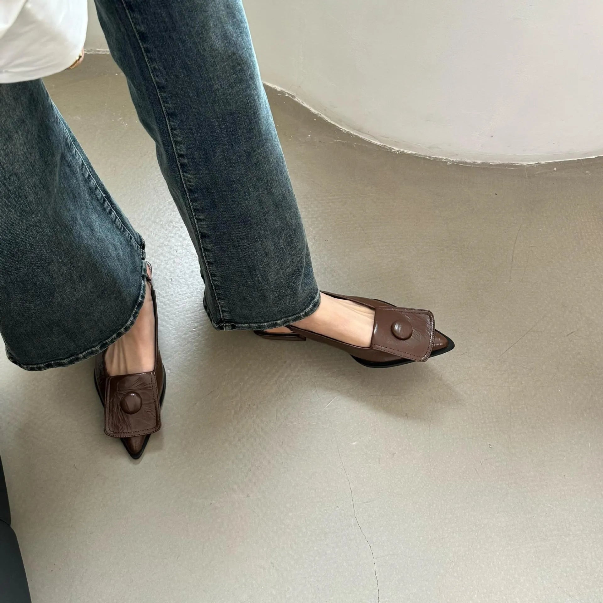 Women's low heel closed toe sandals with pointed toe and back strap in PU, available in four colours