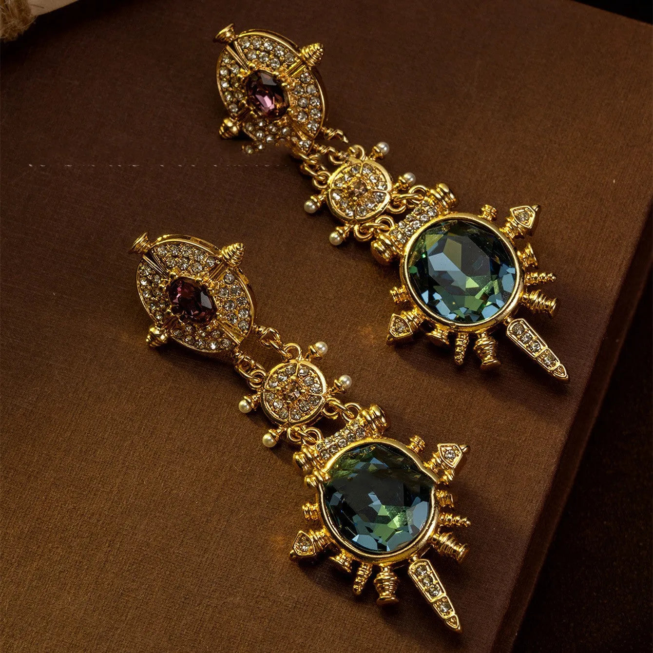 Gold retro geometry stud earrings with diamond treatment and round elements