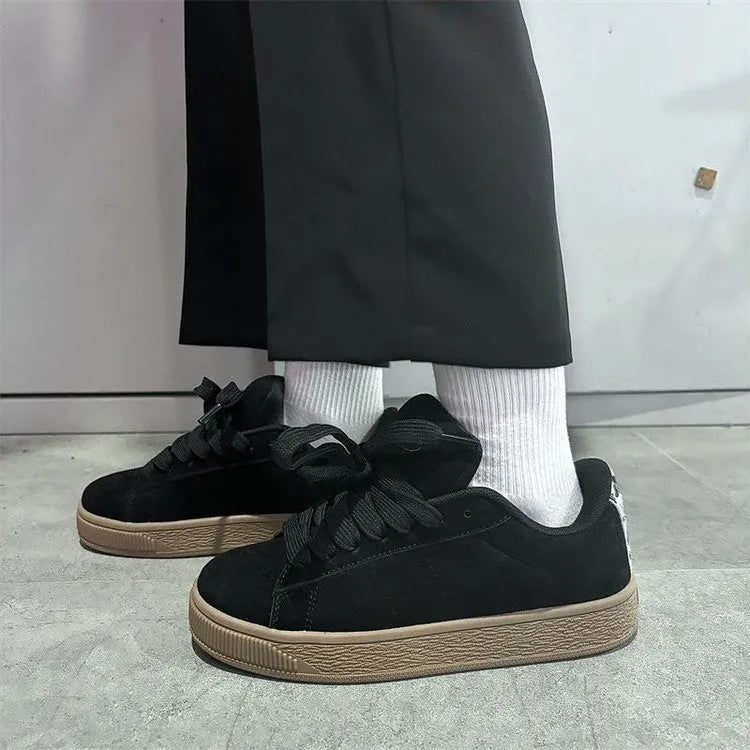 Men's and women's black retro low-top sneakers with waterproof platform rubber sole and front lace-up closure