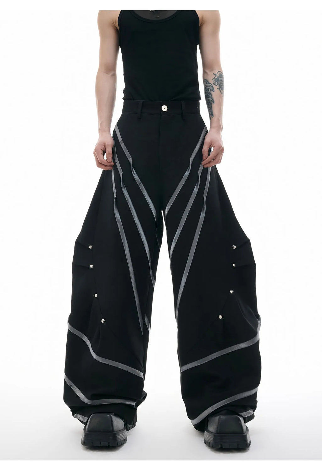 Men's trousers with three-dimensional cutting, metal striped rivet detailing and pleated design in polyester fabric