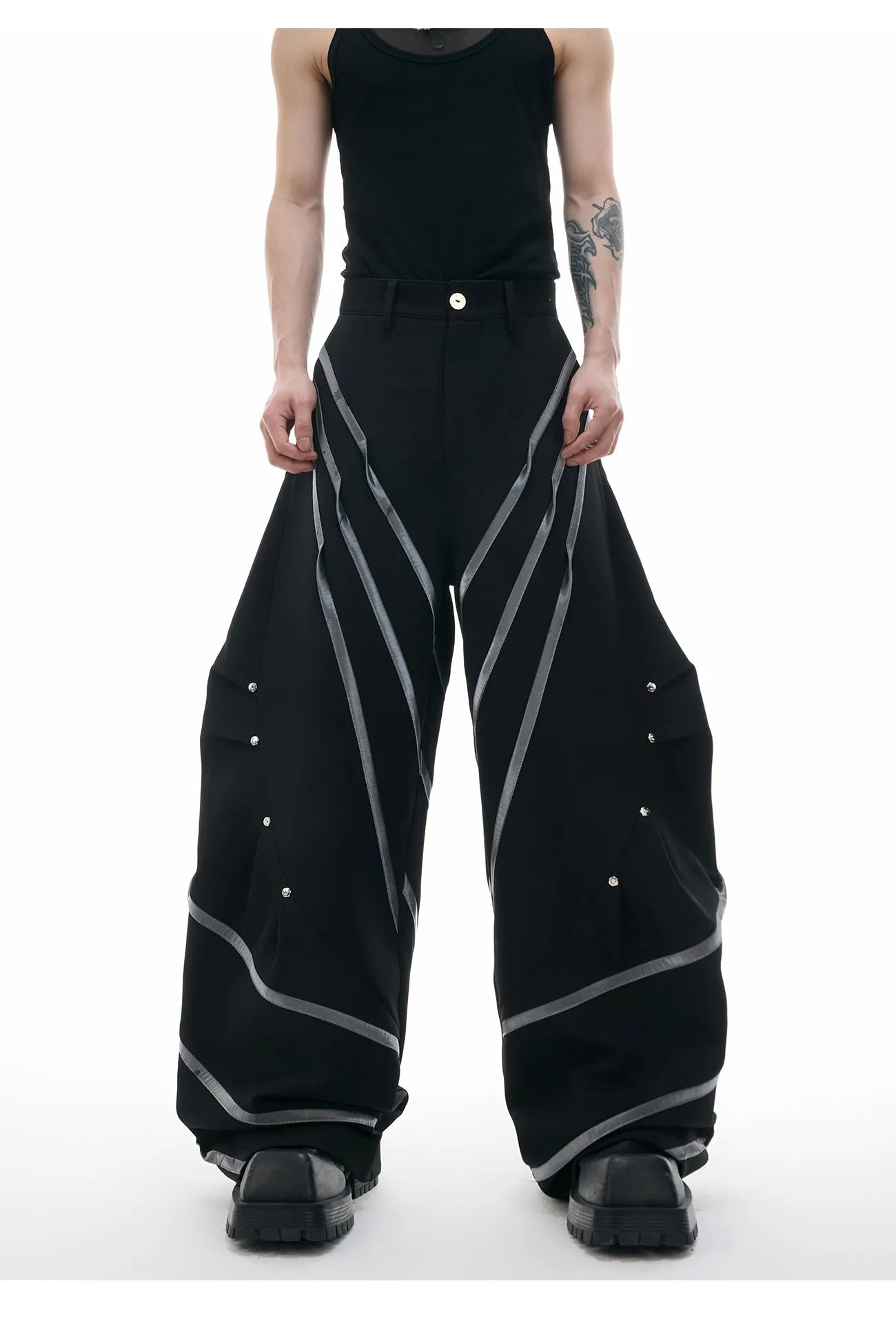 Men's trousers with three-dimensional cutting, metal striped rivet detailing and pleated design in polyester fabric