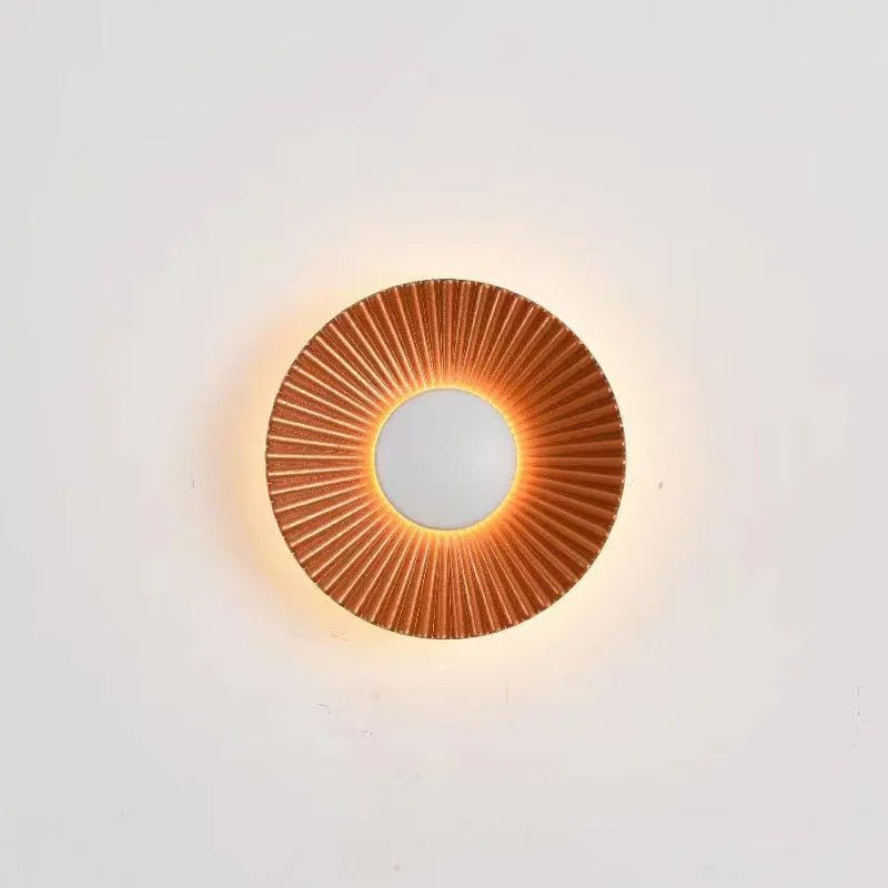Round wall-mounted lamp with aluminium shade in white and gold colour options