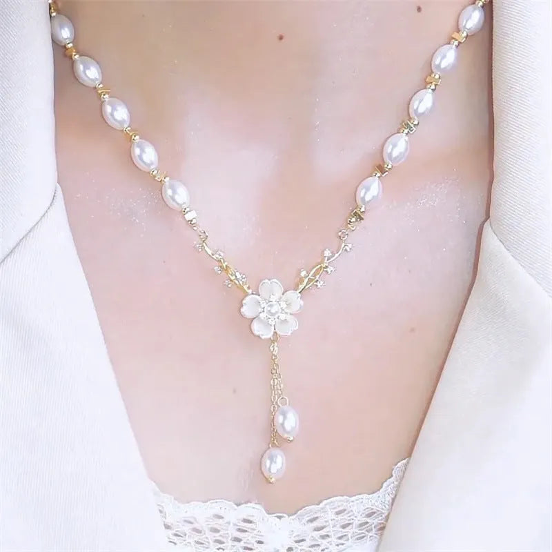 Alloy women's necklace with pearl flower pendant and rose floral decorations on a pearl chain.