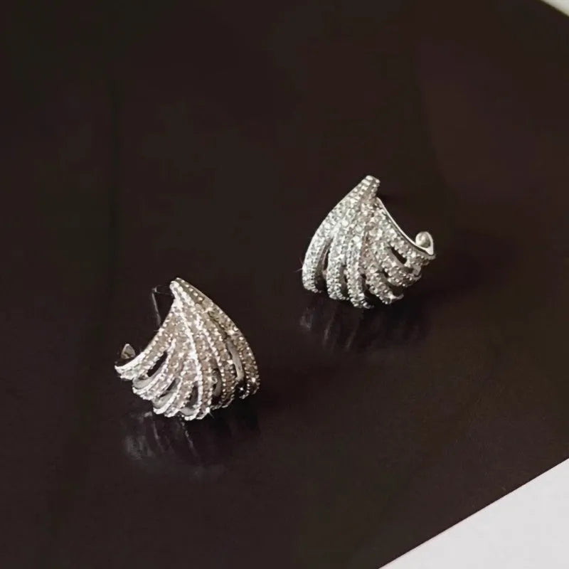 Women's geometric line design earrings in platinum colour with zircon construction