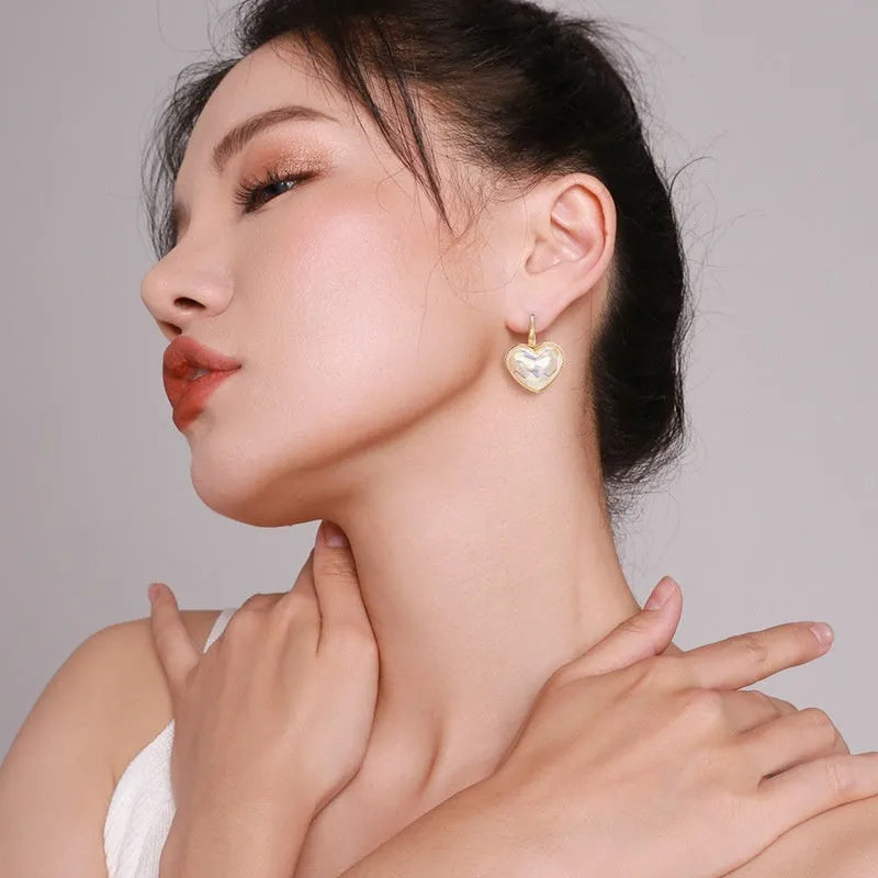 Gold-coloured alloy women's ear clips with natural style summer fashion design