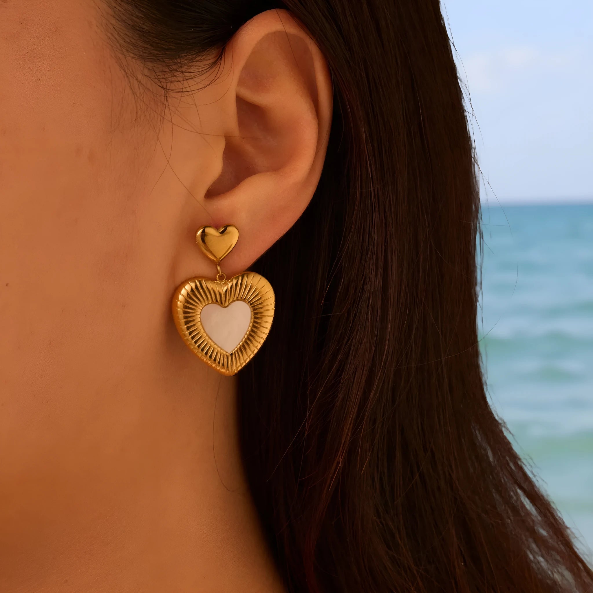 Gold electroplated heart-shaped earrings with white fritillary pattern on stainless steel