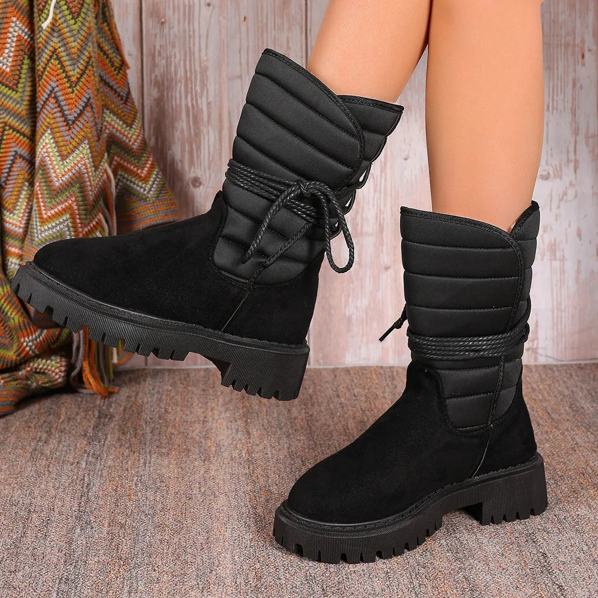 Women's chunky heel snow boots in suede with lace-up front and fleece lining