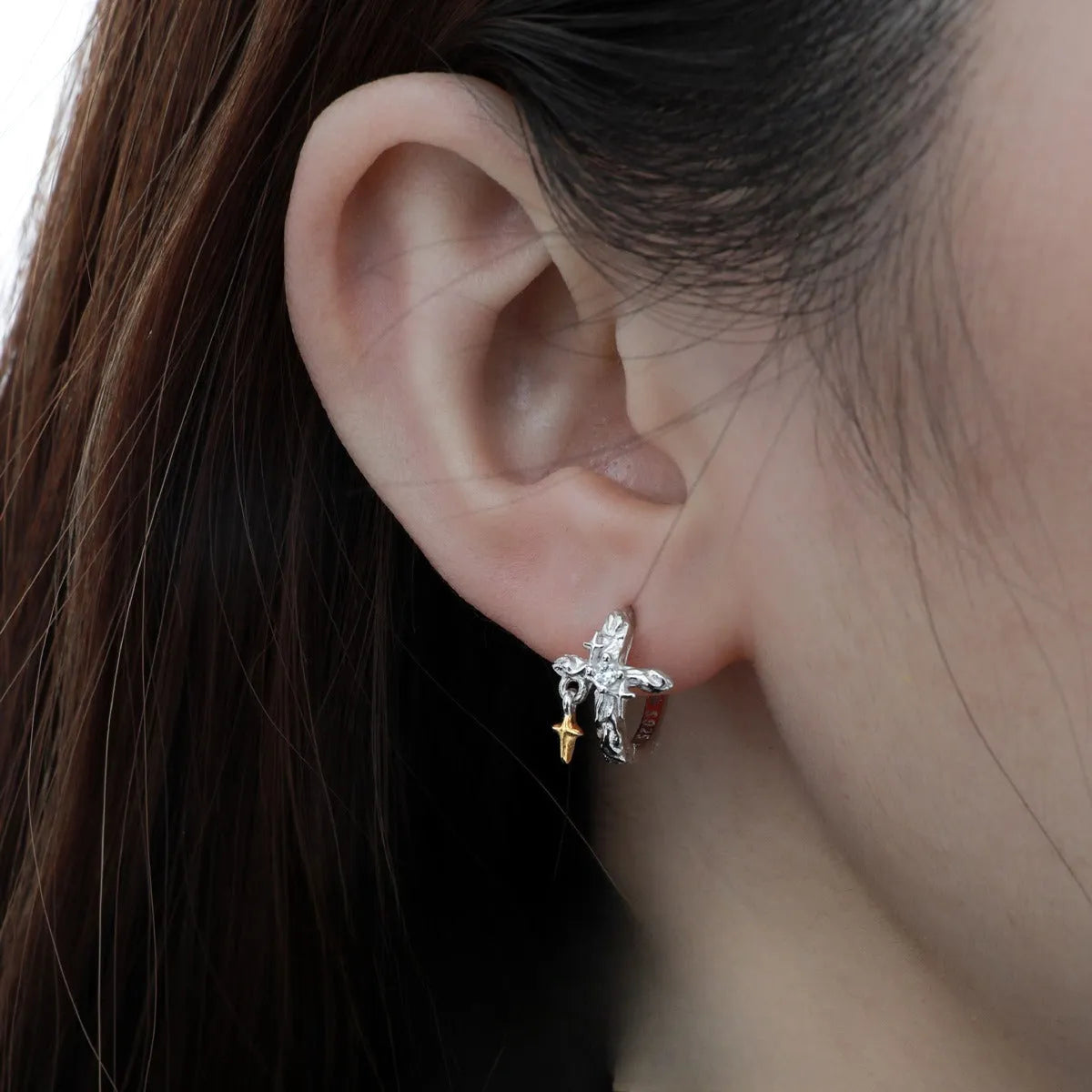 925 silver cross earrings with white gold electroplating and geometric round element design