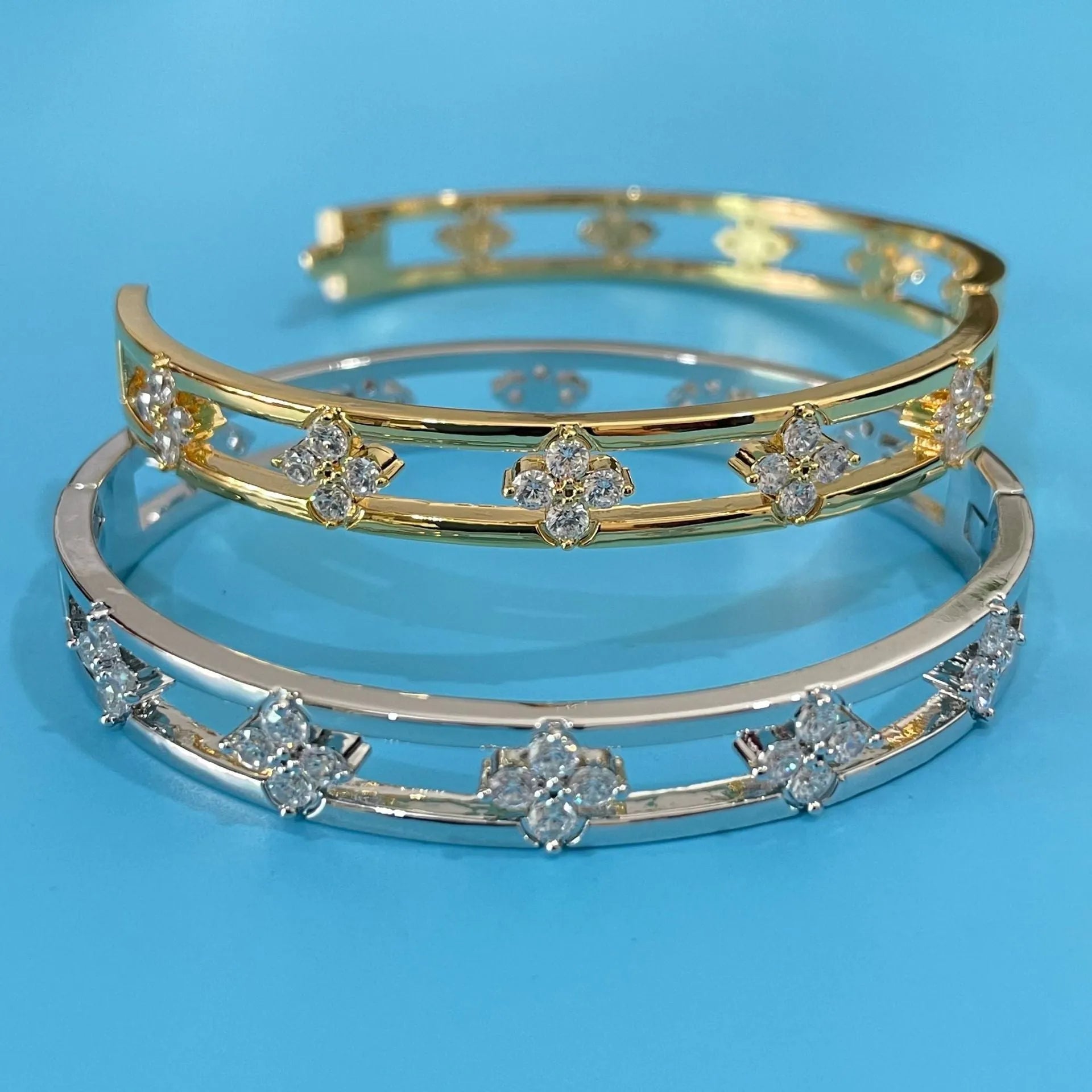 Women's hollow bracelet with zircon stones and four-leaf clover design