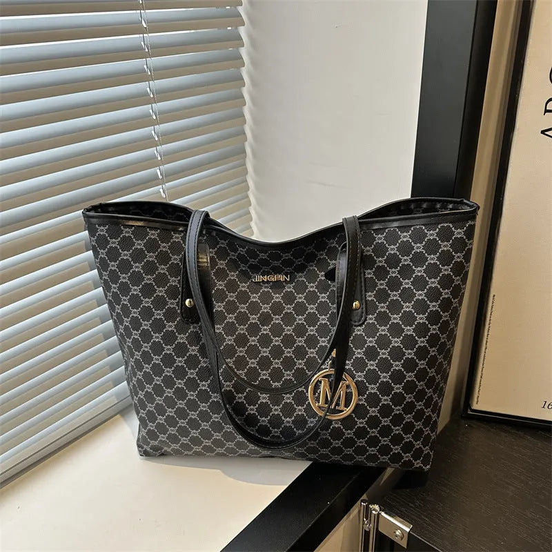 Street trend PU shoulder bag with sewing thread details in black, shown with a 42cm wide opening.