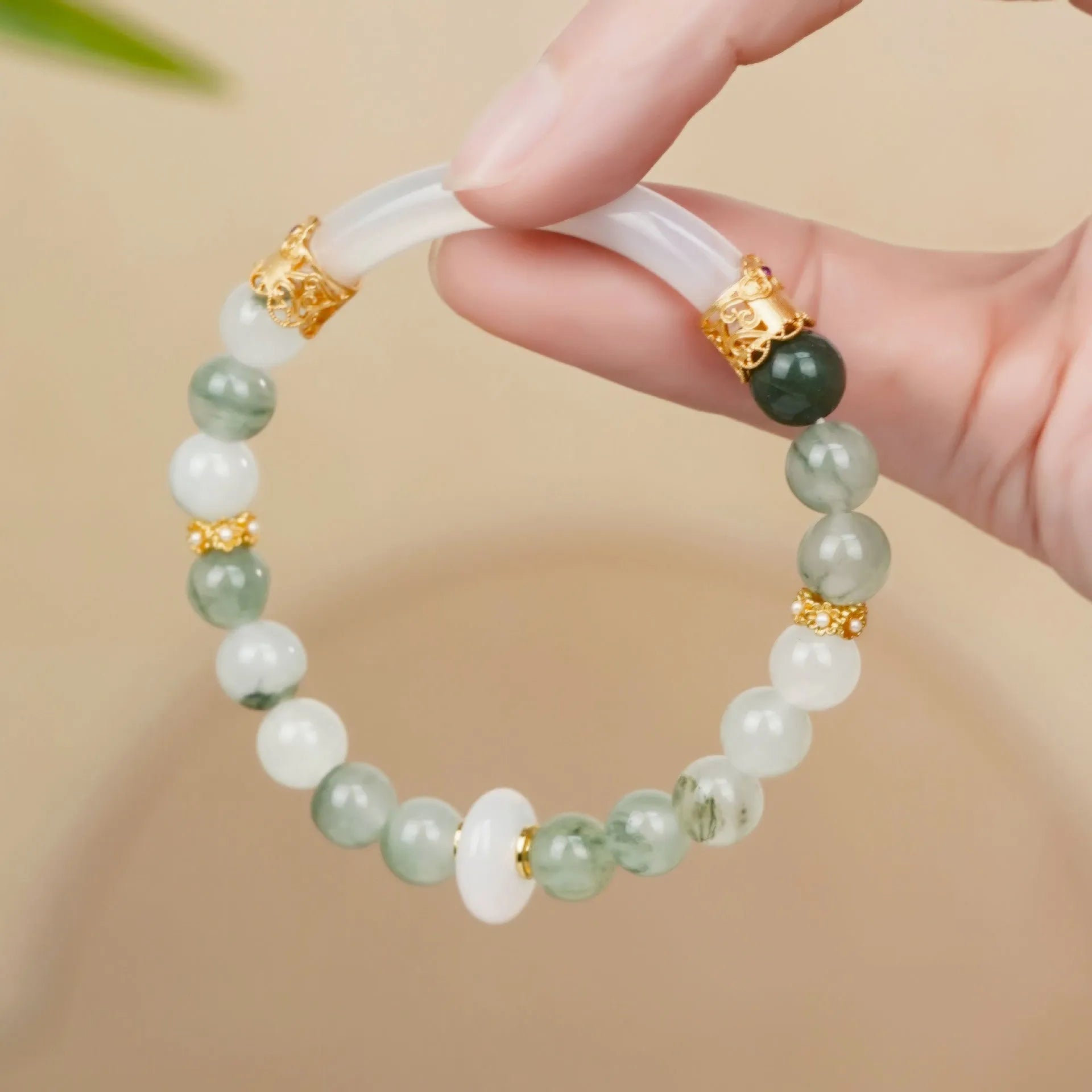 Emerald green Tian Shan Cui half bracelet with floating flower girl round motif, 20g women's national style accessory