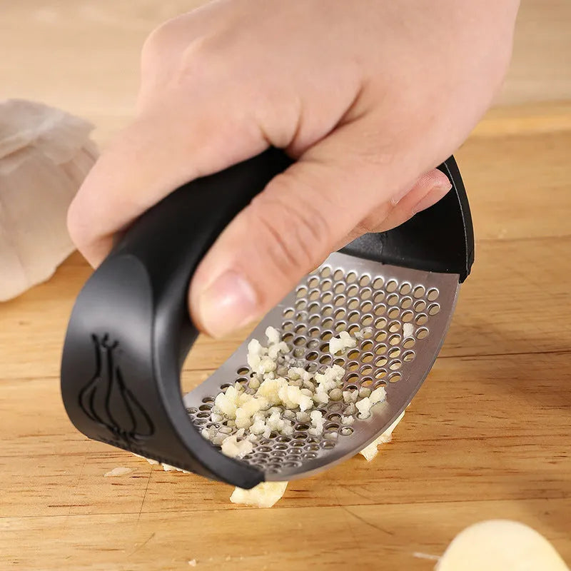 304 stainless steel garlic press 11x7cm in black with PP handle on kitchen counter