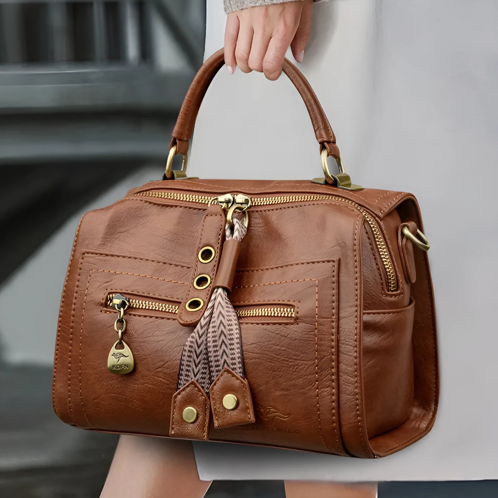 Retro-inspired women's crossbody bag in six colours with sandwich pocket design