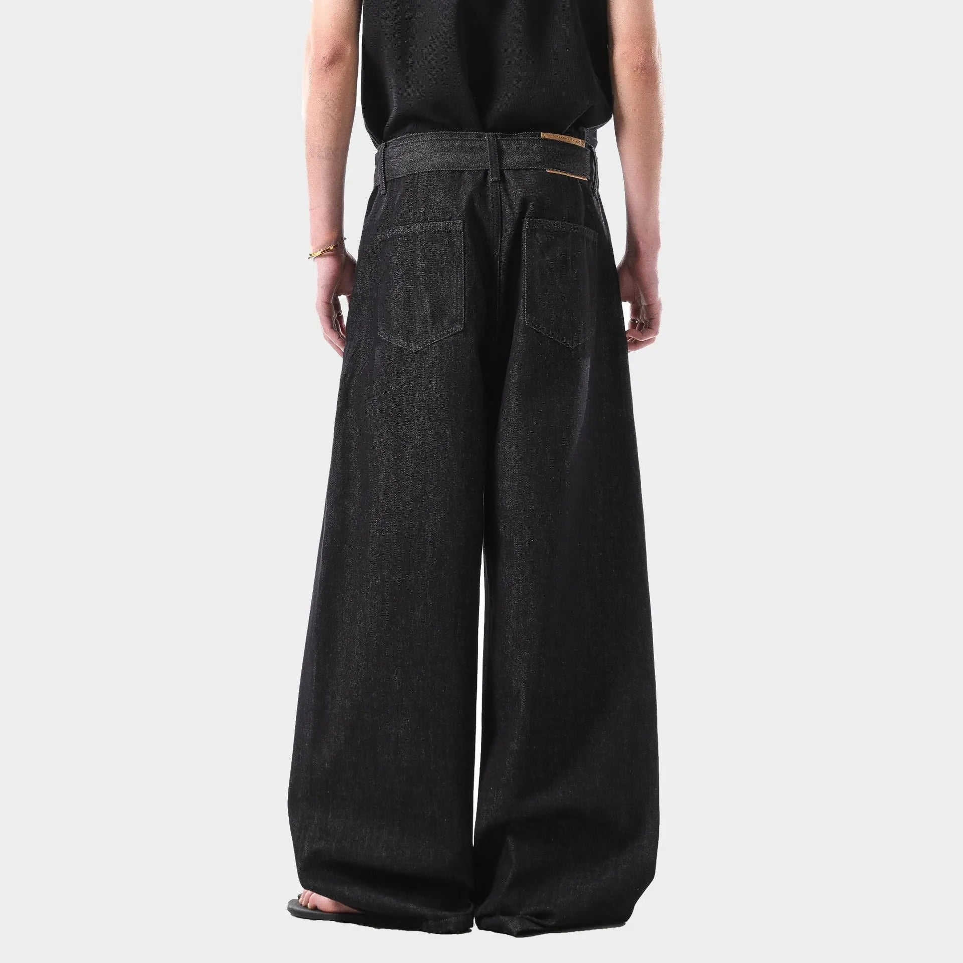 Black women's high-waist straight-leg jeans with zip fly in American retro style