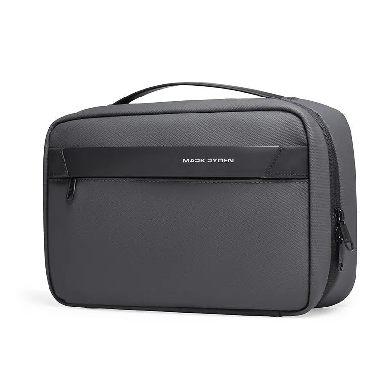 Multi-layer wet dry separation toiletry bag in Oxford cloth with below 20L capacity