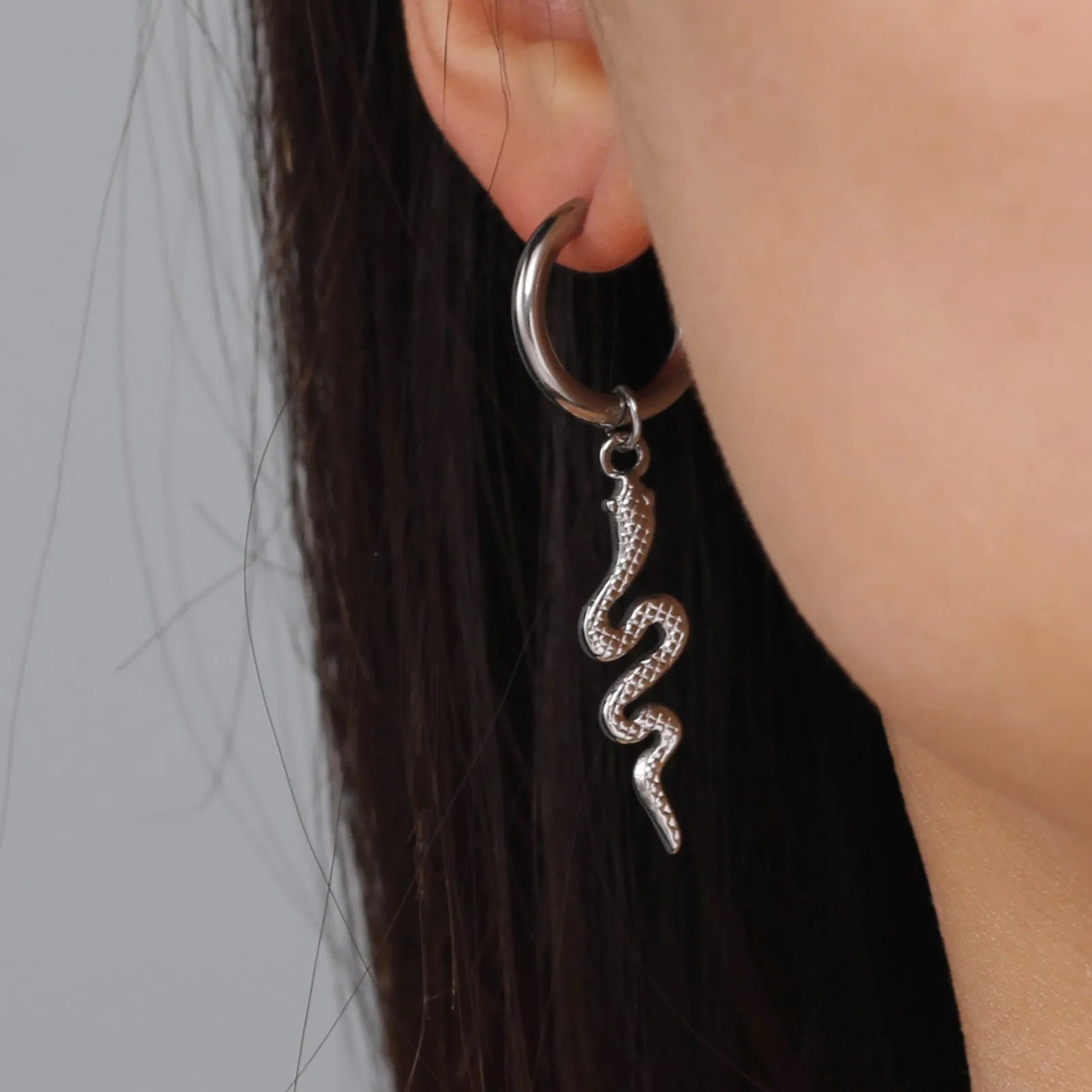 Snake-shaped vintage earrings with 18K gold plating on stainless steel