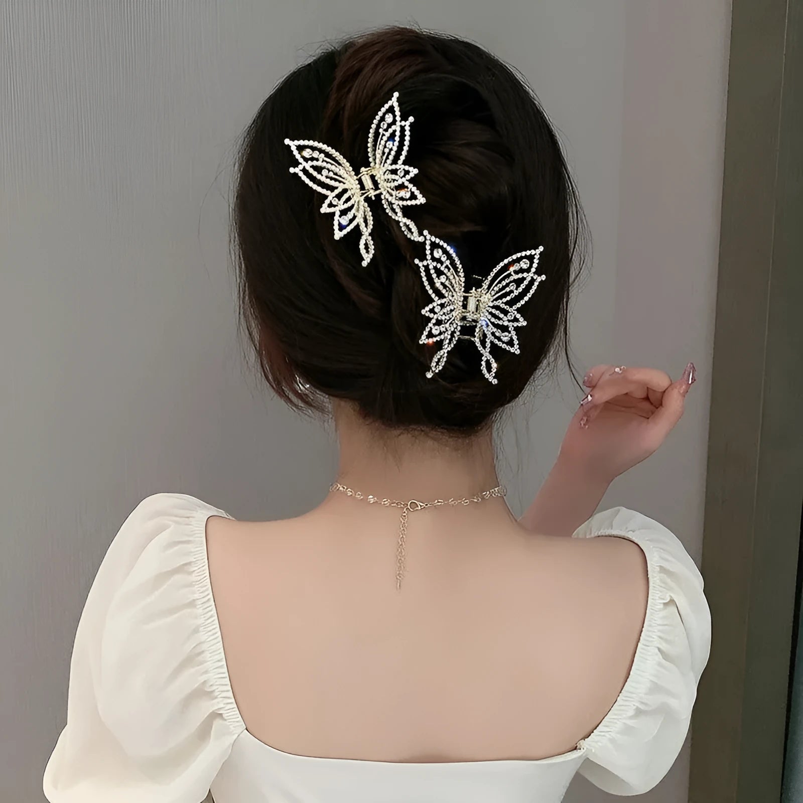 Women's butterfly-shaped alloy hair clip in rhinestone or pearl style, measuring 6.7 cm.