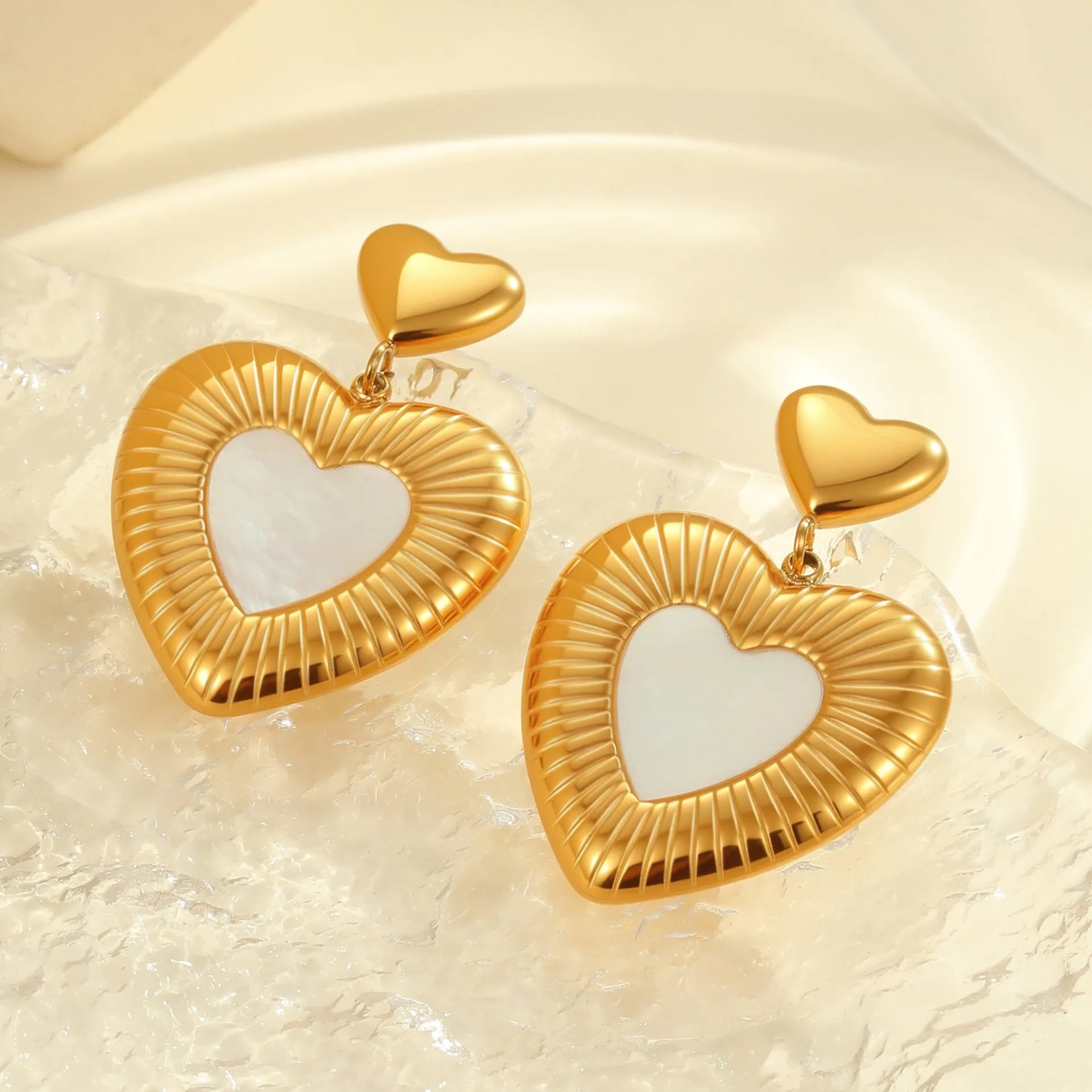 Gold electroplated heart-shaped earrings with white fritillary pattern on stainless steel