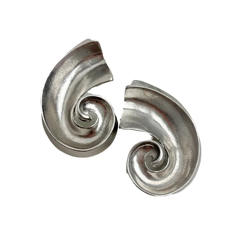 Geometric retro ear studs in gold or silver with 5cm size and alloy construction