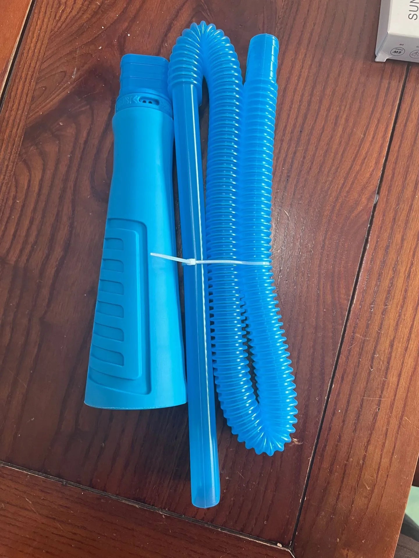 Blue plastic suction pipe for vacuum cleaners, 114cm long with a round head, for washing machine and dryer cleaning.