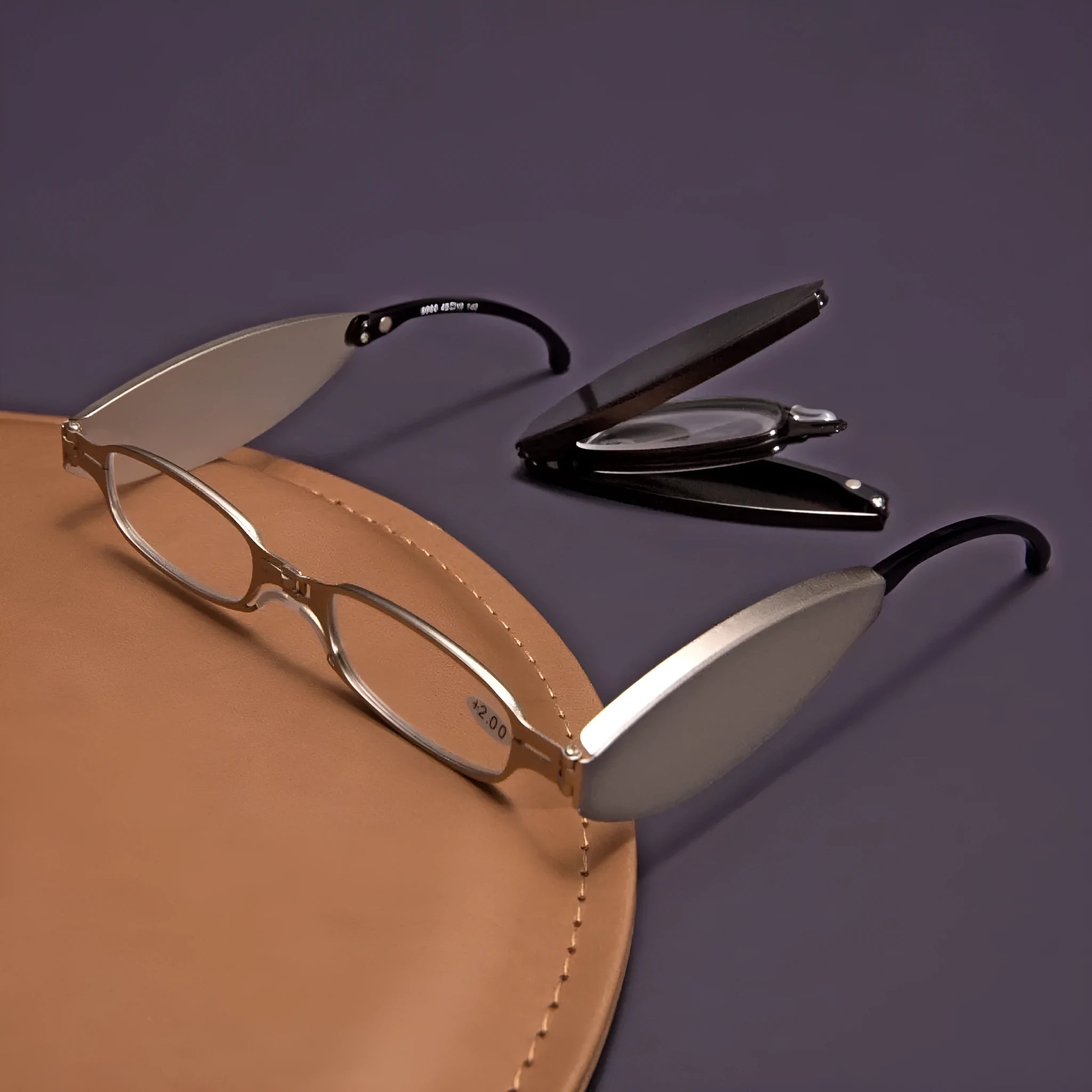 Folding pocket reading glasses in retro style with ring detailing and anti-fall frame