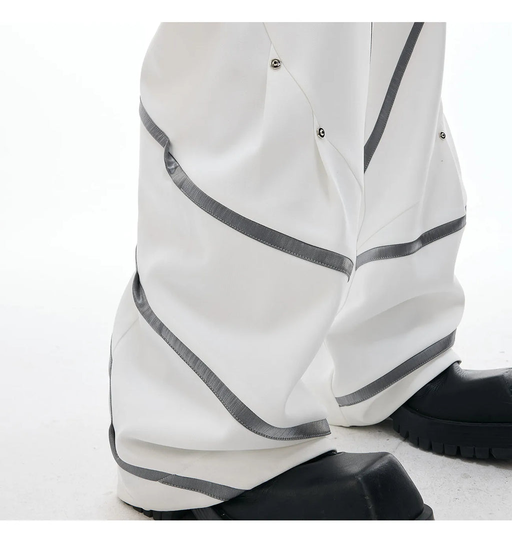 Men's trousers with three-dimensional cutting, metal striped rivet detailing and pleated design in polyester fabric