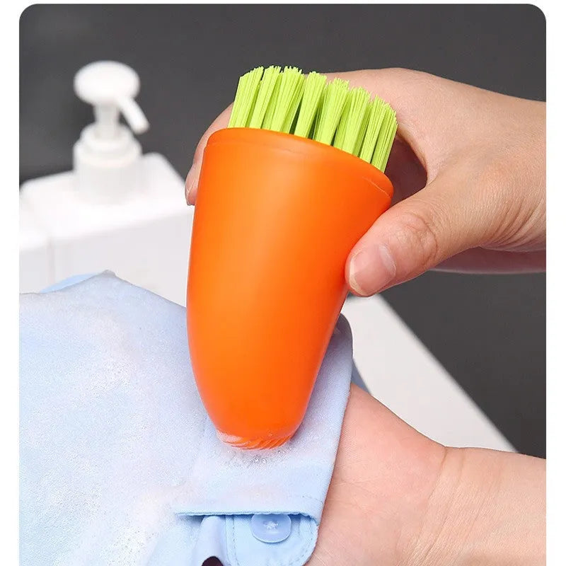 Carrot-shaped kitchen brush with nylon bristles in orange and white colour options