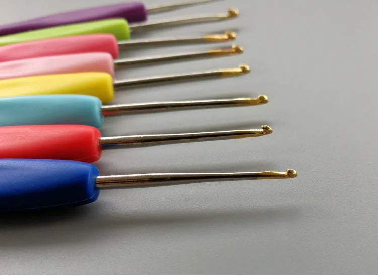 16-piece crochet hook set showing thick ABS handles and thin polyethylene handles with storage bag